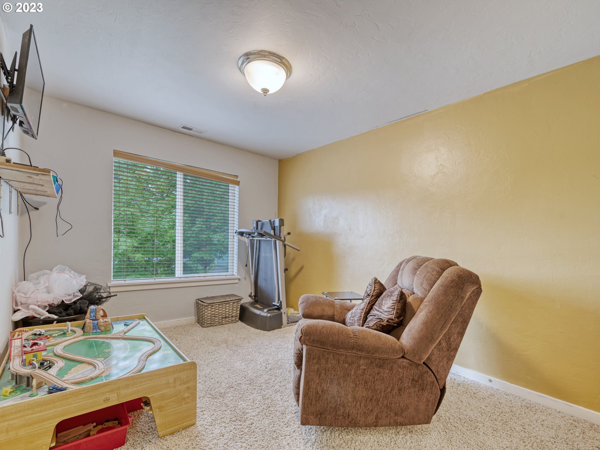 266 South 67th Court Springfield, OR 97478 - Photo 18 of 27 Bedroom