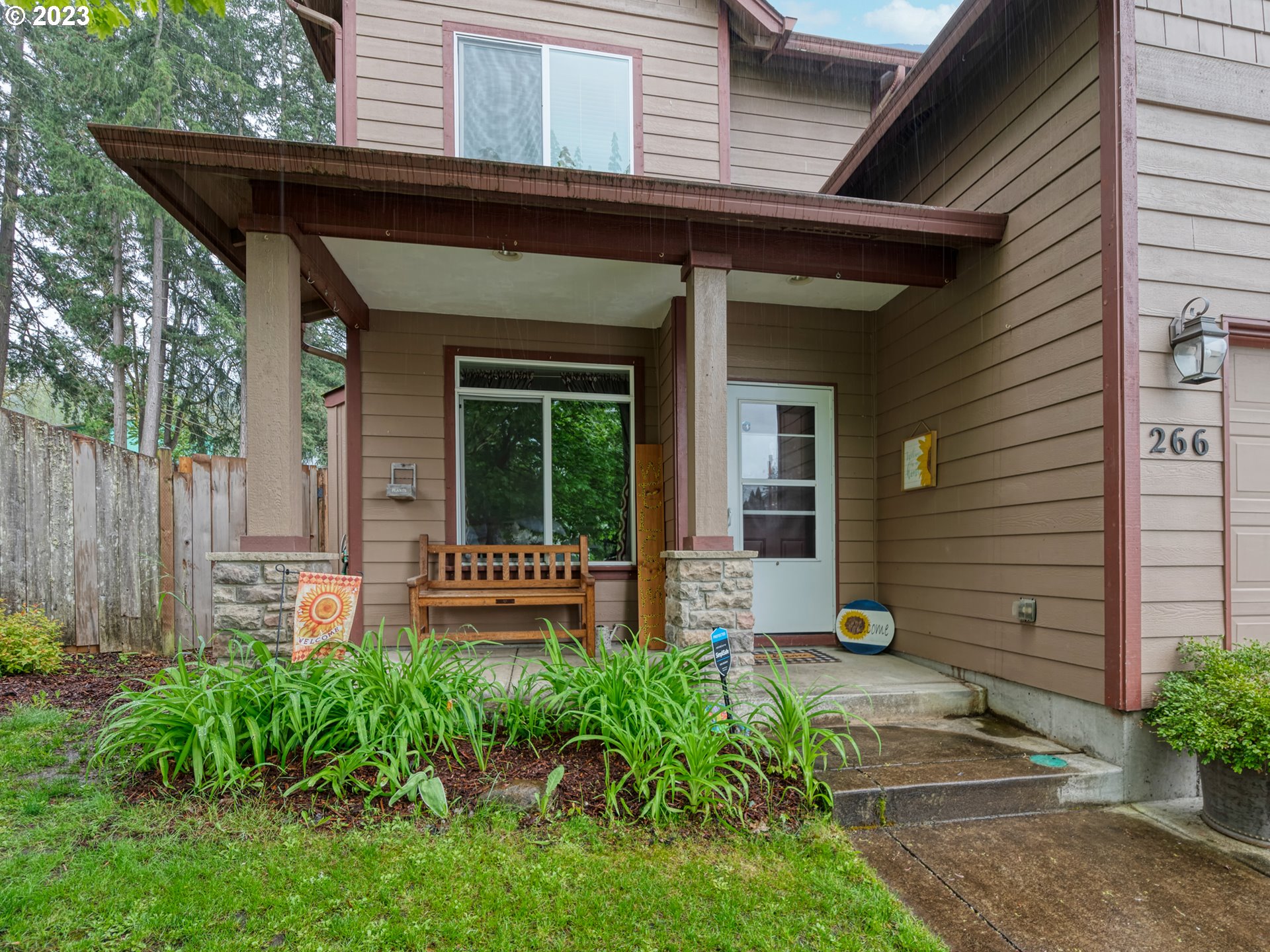 266 South 67th Court Springfield, OR 97478 - Photo 2 of 27 Covered Porch