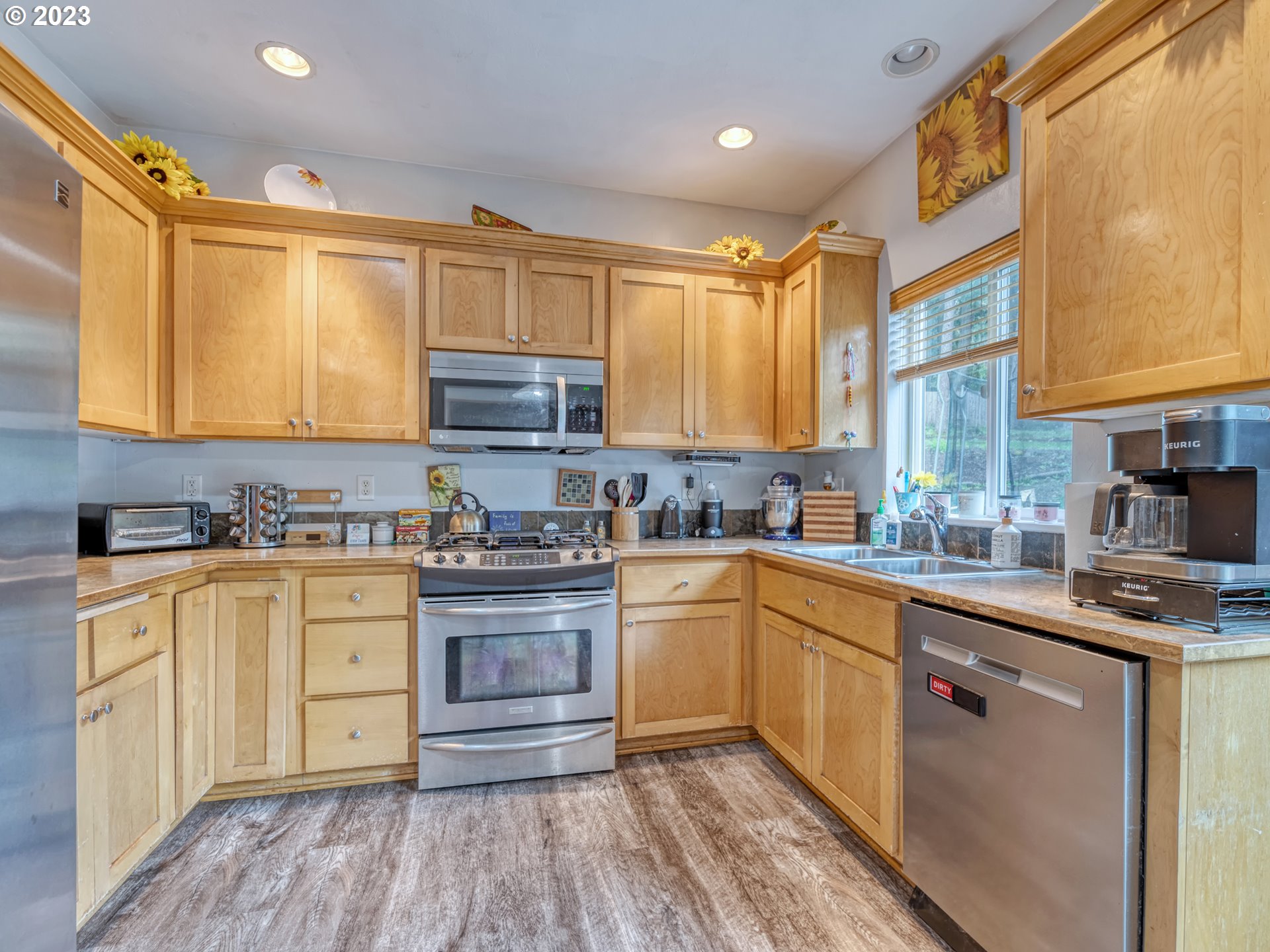 266 South 67th Court Springfield, OR 97478 - Photo 5 of 27 Kitchen