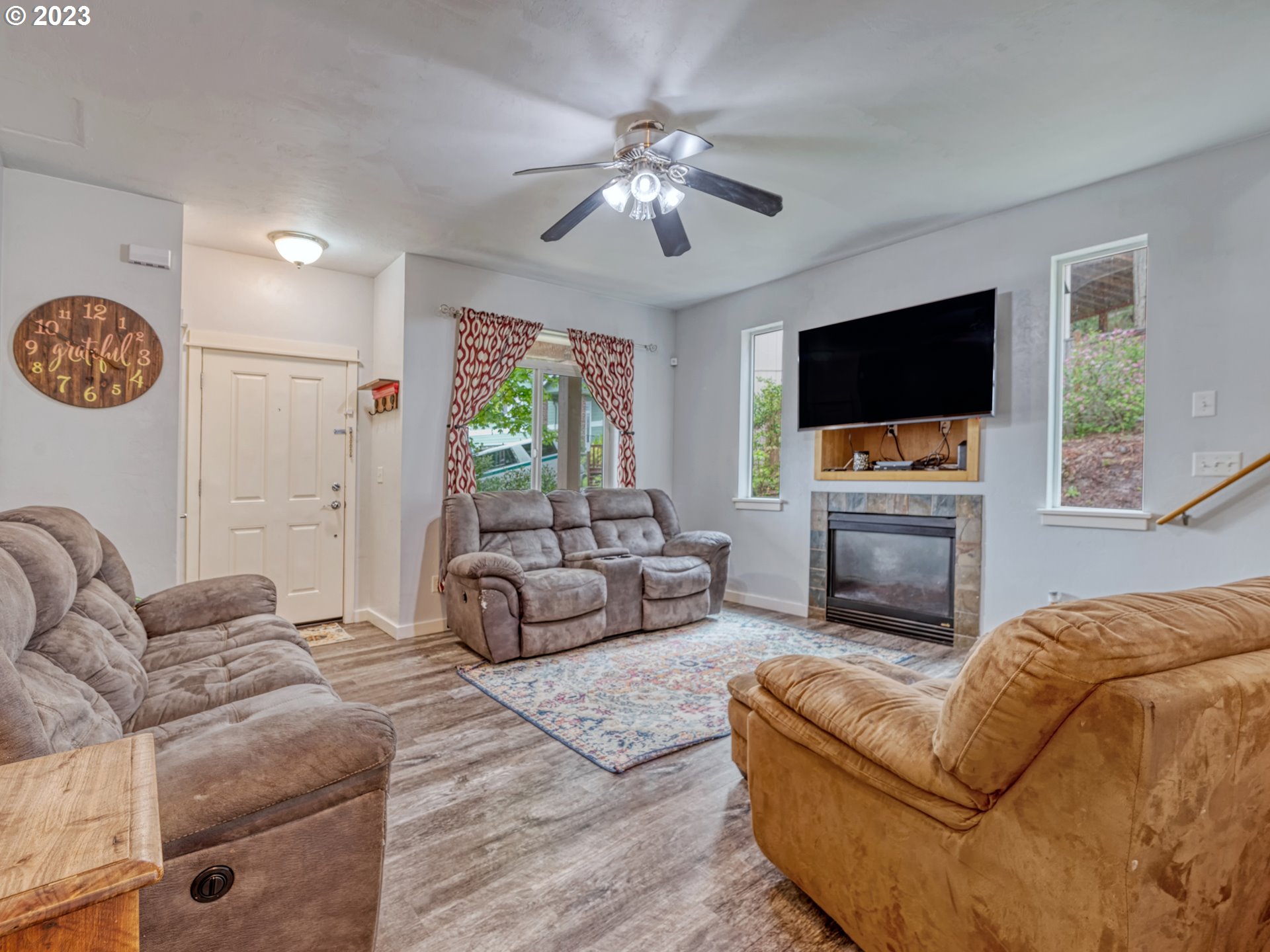 266 South 67th Court Springfield, OR 97478 - Photo 9 of 27 Living Room
