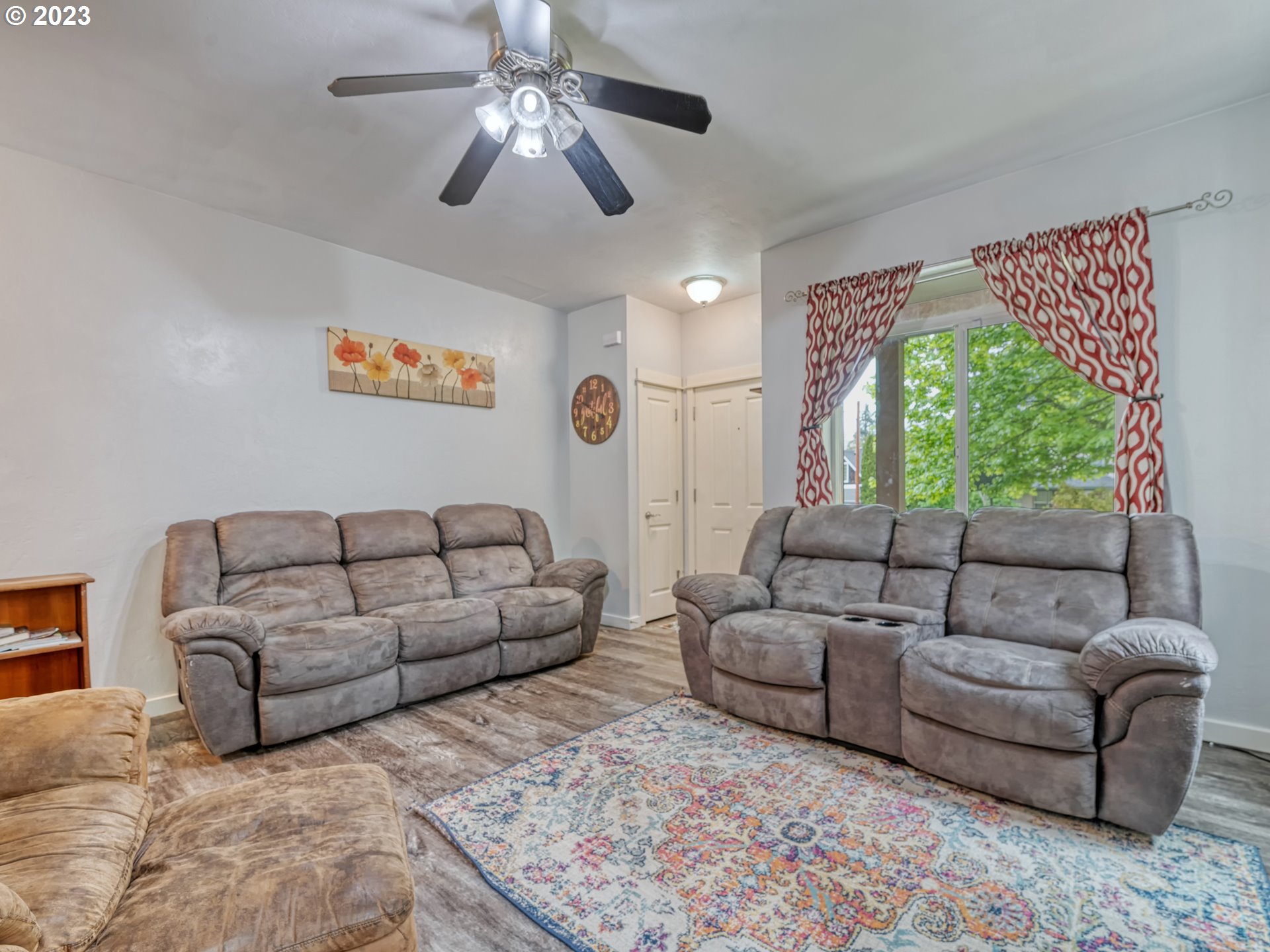 266 South 67th Court Springfield, OR 97478 - Photo 10 of 27 Living Room