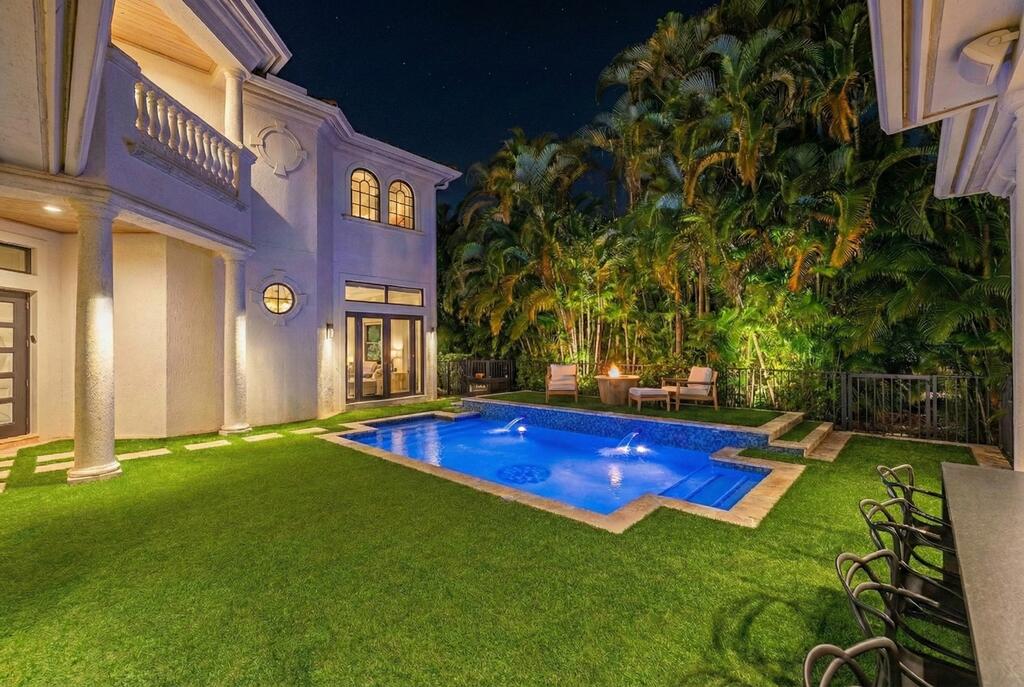 8849 Valhalla Drive Delray Beach, FL 33446 - Photo 31 of 51 Courtyard at Night