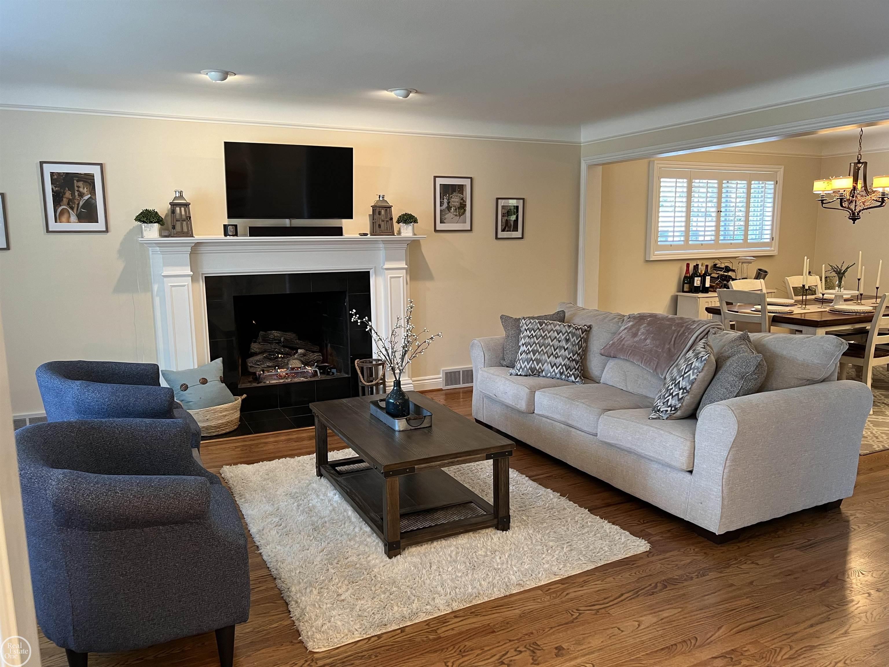 1870 Prestwick Road Grosse Pointe, MI 48236 - Photo 7 of 66 50155436-bdb9c925-0621-44a9-80cf-0501bfd23cb7.JPG