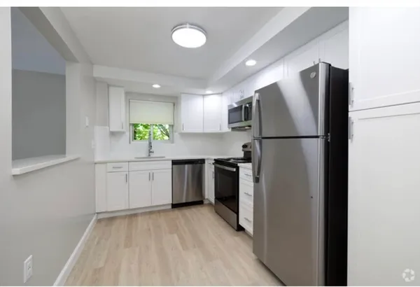 $2,400 | 3 Stonehill Drive, Unit 2C, Stoneham, MA 02180