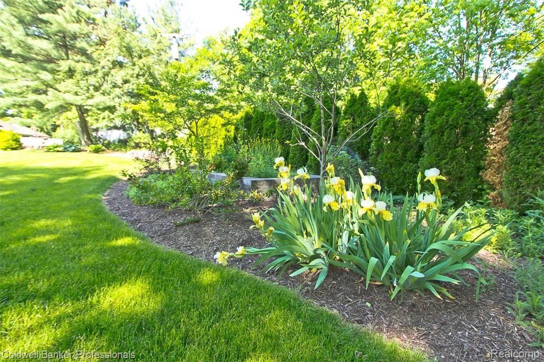 1009 Top View Road Bloomfield Hills, MI 48304 - Photo 35 of 36 Beautiful landscaping