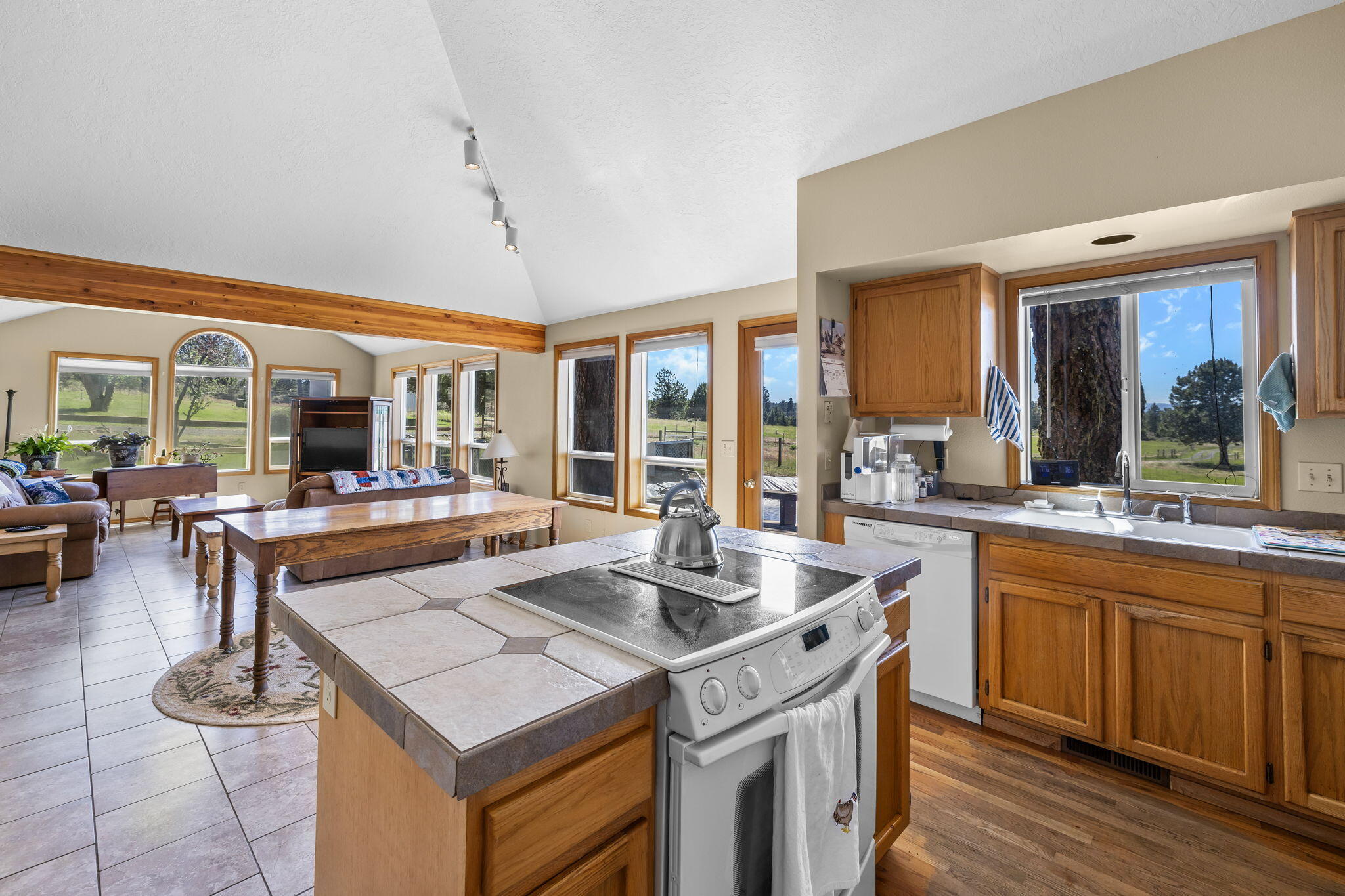 60640 Arnold Market Road Bend, OR 97702 - Photo 10 of 42 2024_07_02_60640_arnold_market_road_inte
