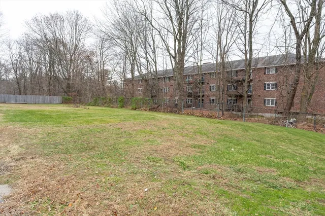 a view of a yard with a house