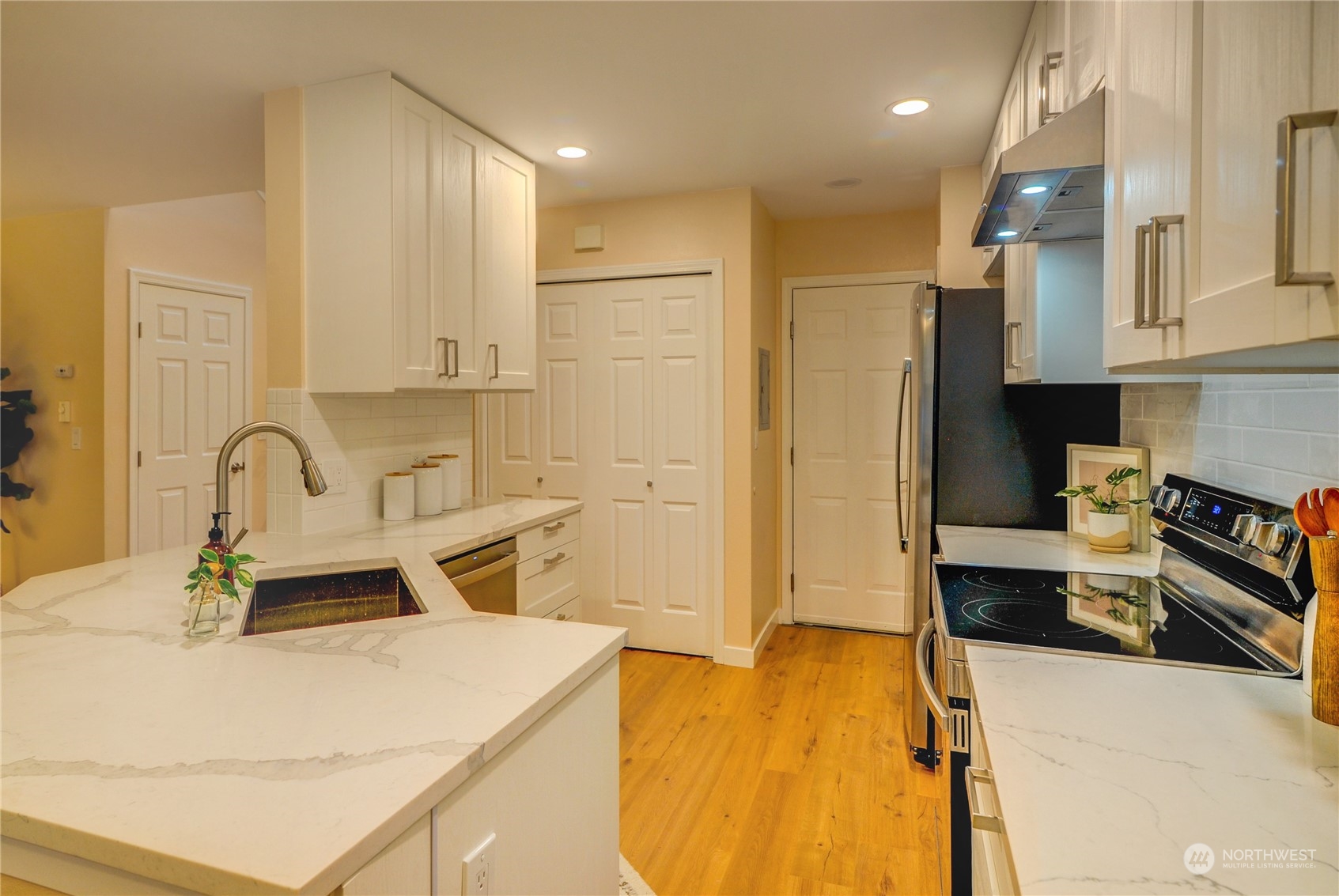 23111 15th Avenue Southeast, Unit E3 Bothell, WA 98021 - Photo 7 of 30 a kitchen with a sink a stove and refrigerator