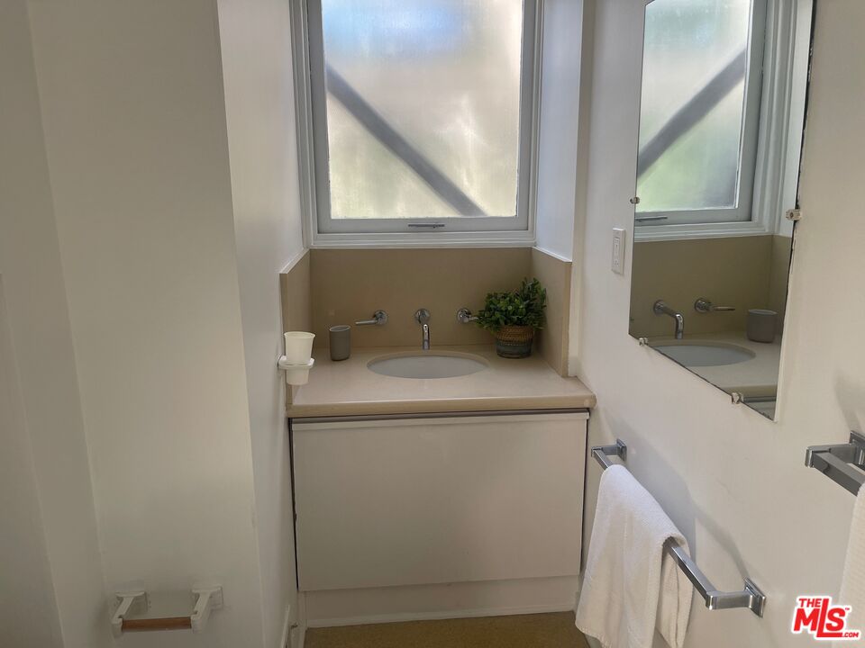 2764 Outpost Drive Los Angeles, CA 90068 - Photo 18 of 37 a utility room with dryer and washer
