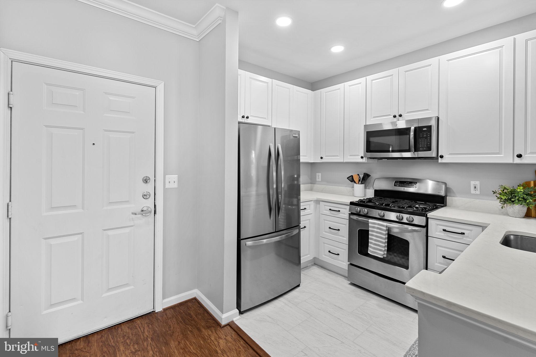 12000 Market Street, Unit 172 Reston, VA 20190 - Photo 11 of 42 Quartz counters