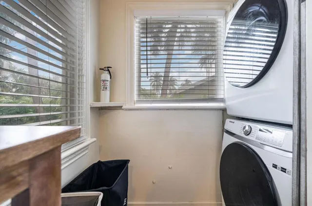 a view of entryway with outdoor area