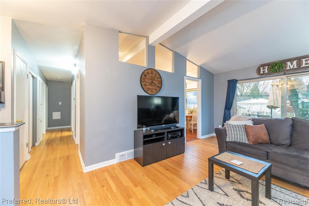 17253 Rougeway Street Livonia, MI 48152 - Photo 4 of 24