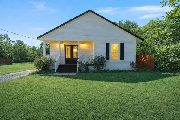 a view of a house with backyard and garden