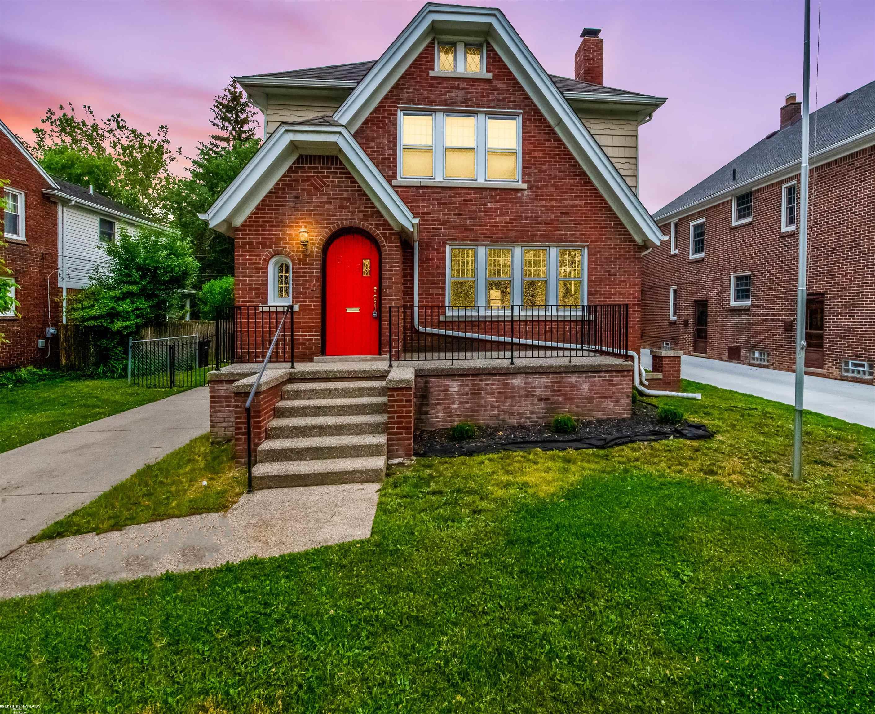 893 Rivard Boulevard Grosse Pointe, MI 48230 - Photo 2 of 27 50112072-1.JPG