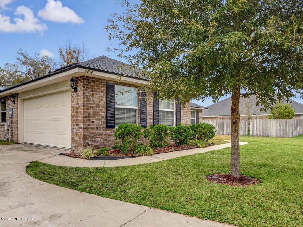 1582 Falkland Road East Jacksonville, FL 32221 - Photo 4 of 36 1582 Falkland Rd E-MLS_Size-005-35-Garag