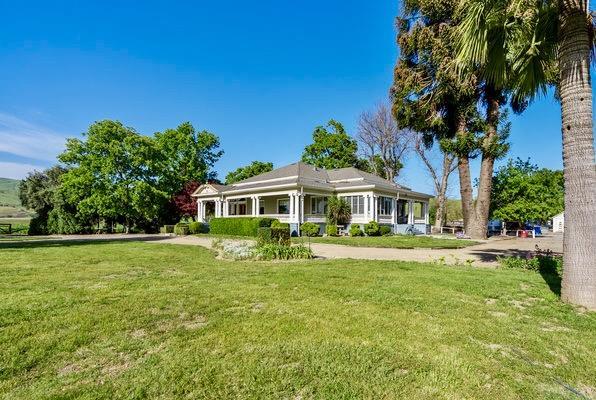 610 San Felipe Road Gilroy, CA 95020 - Photo 2 of 52 a front view of a house with garden