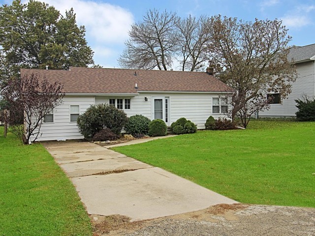 2155 Lancaster Heights Road Freeport, IL 61032 - Photo 3 of 16