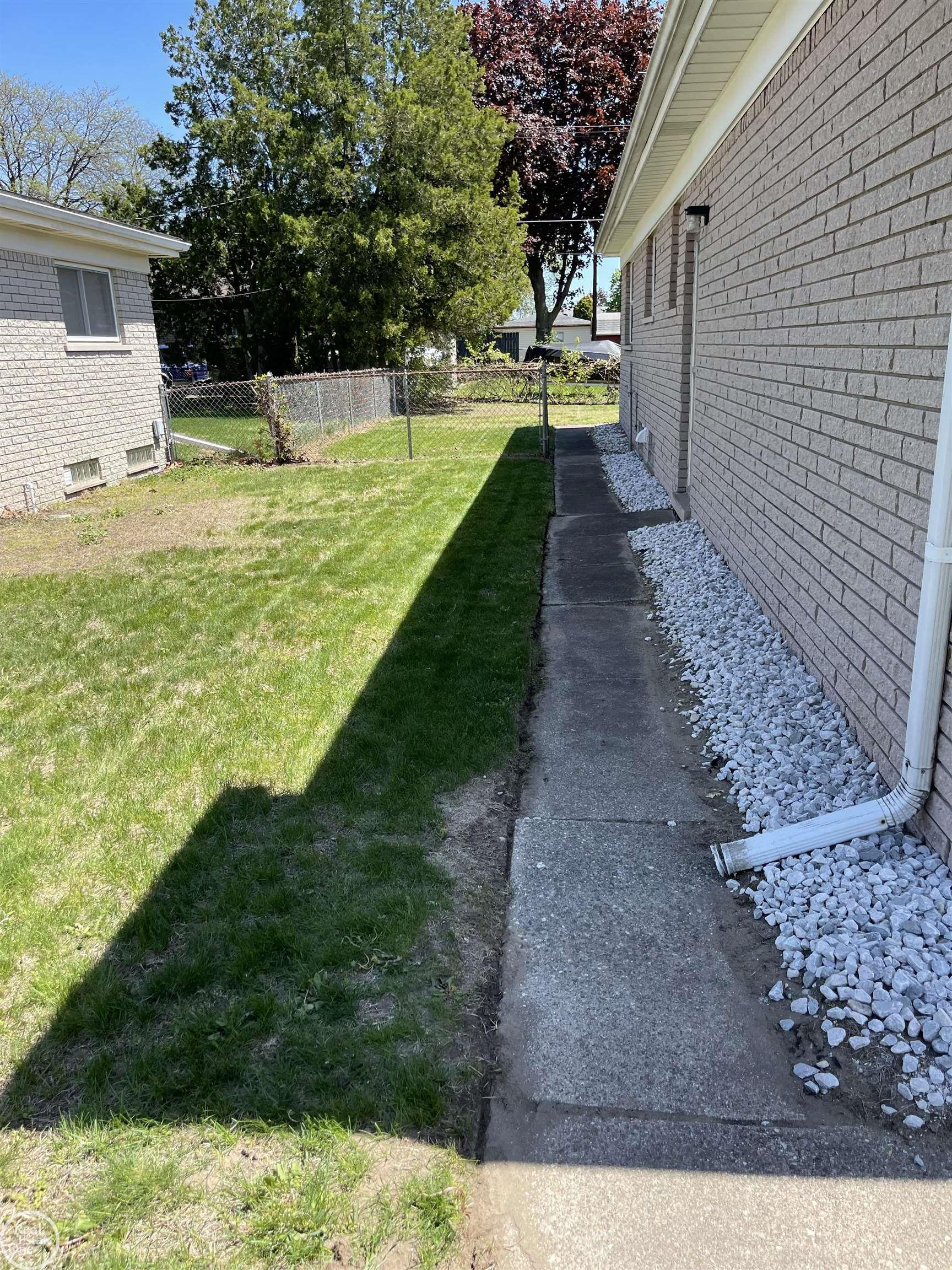 26404 Burg Road Warren, MI 48089 - Photo 33 of 35 50174300-6132a4c9-50f3-4b41-9a9e-d84ee4c98b3b.JPG
