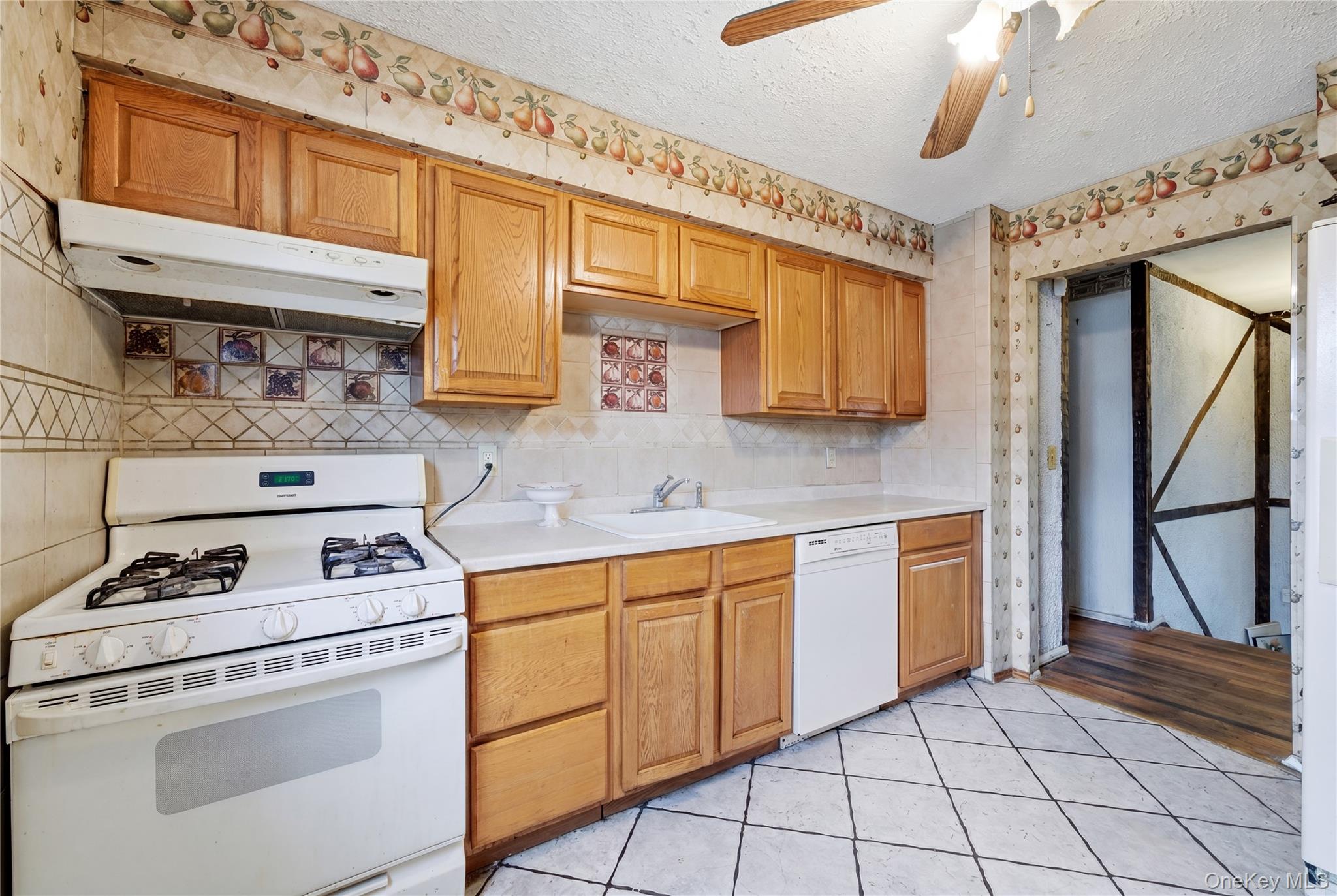 175 Candlewood Road Bay Shore, NY 11706 - Photo 11 of 26 upstairs kitchen