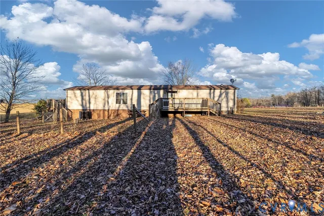 a view of a back yard