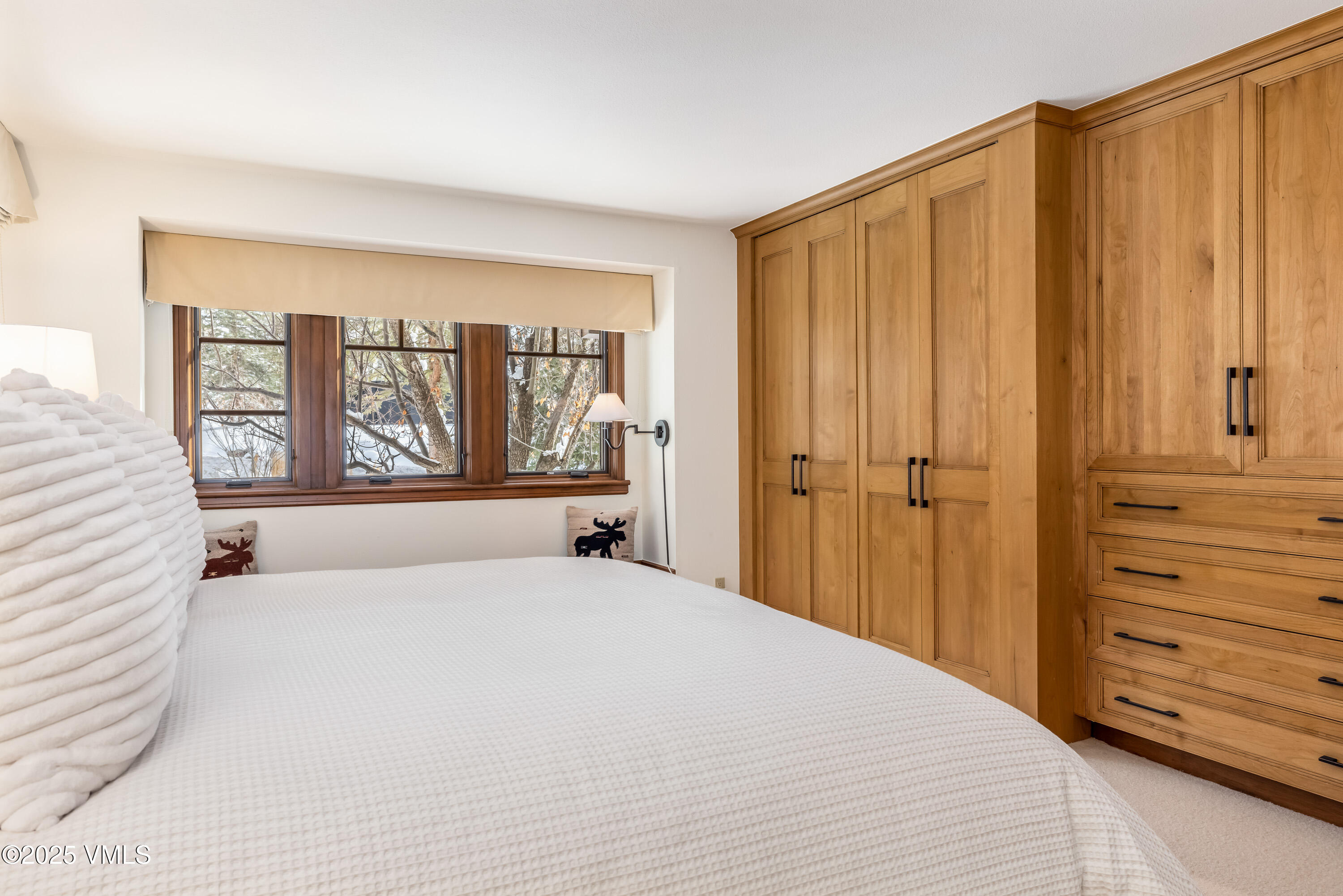 355 Offerson Road, Unit P4 Beaver Creek, CO 81620 - Photo 19 of 43 a bedroom with a large bed and a window