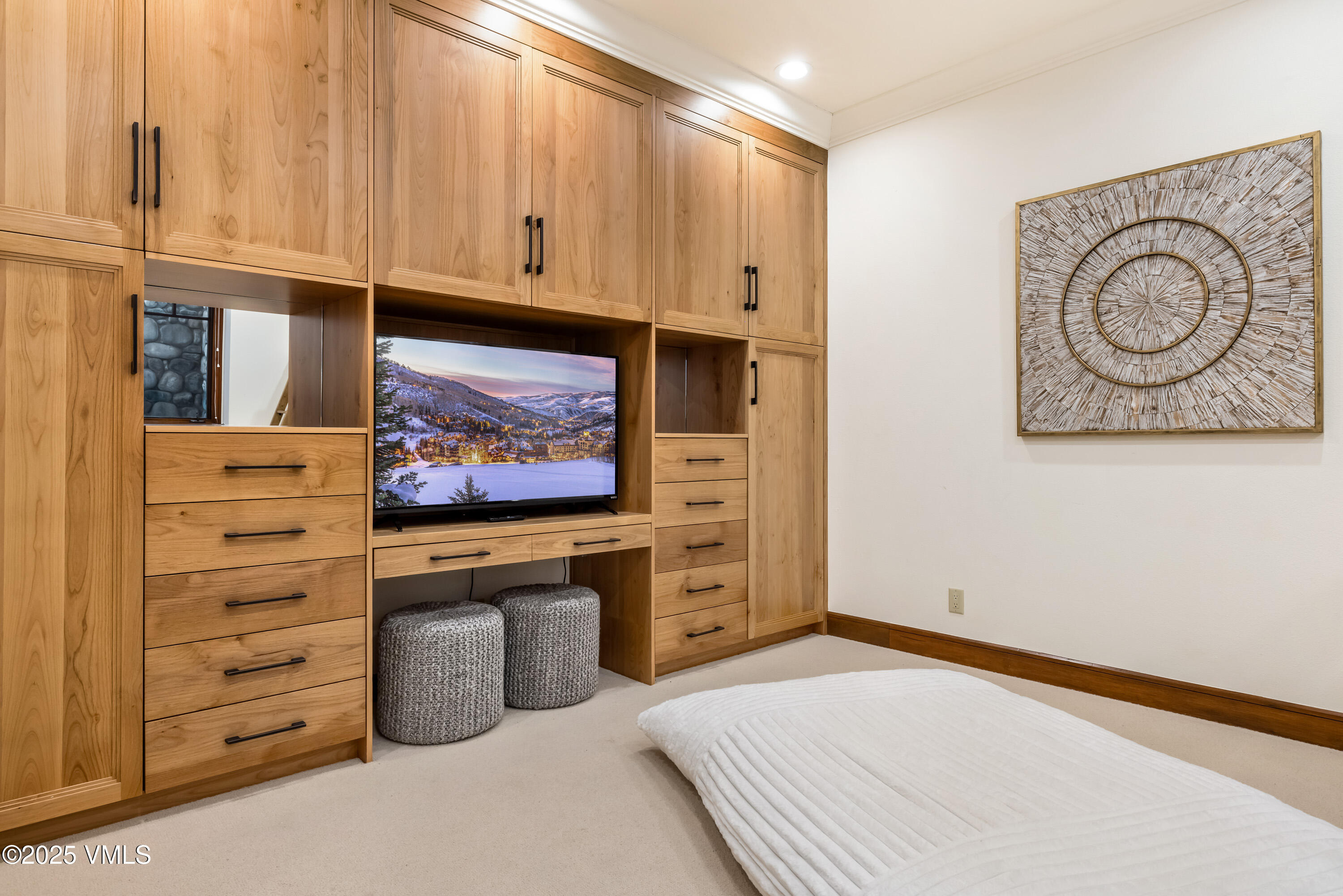 355 Offerson Road, Unit P4 Beaver Creek, CO 81620 - Photo 28 of 43 a room with furniture and a flat screen tv