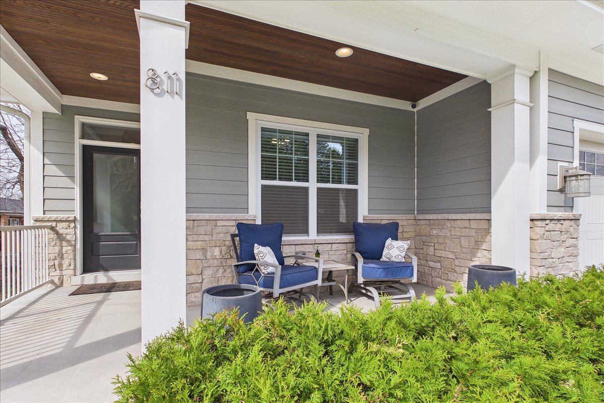 811 Michigan Street Wheaton, IL 60187 - Photo 2 of 33