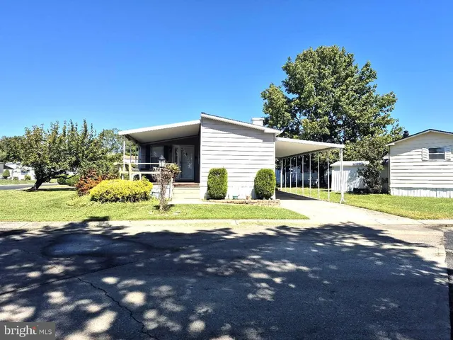 a view of a house with backyard and a big yard