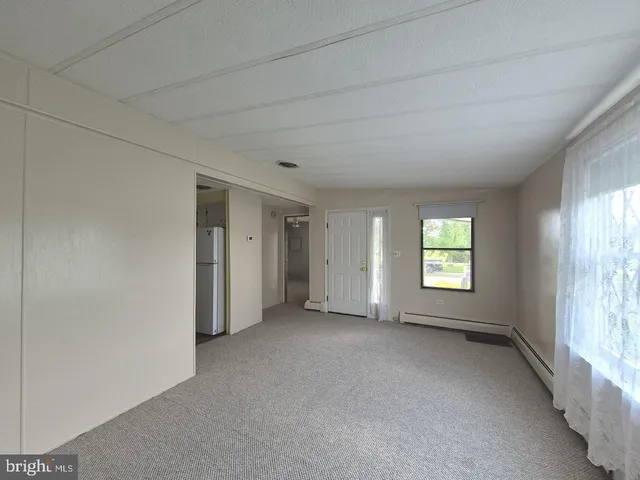 a view of empty room with window