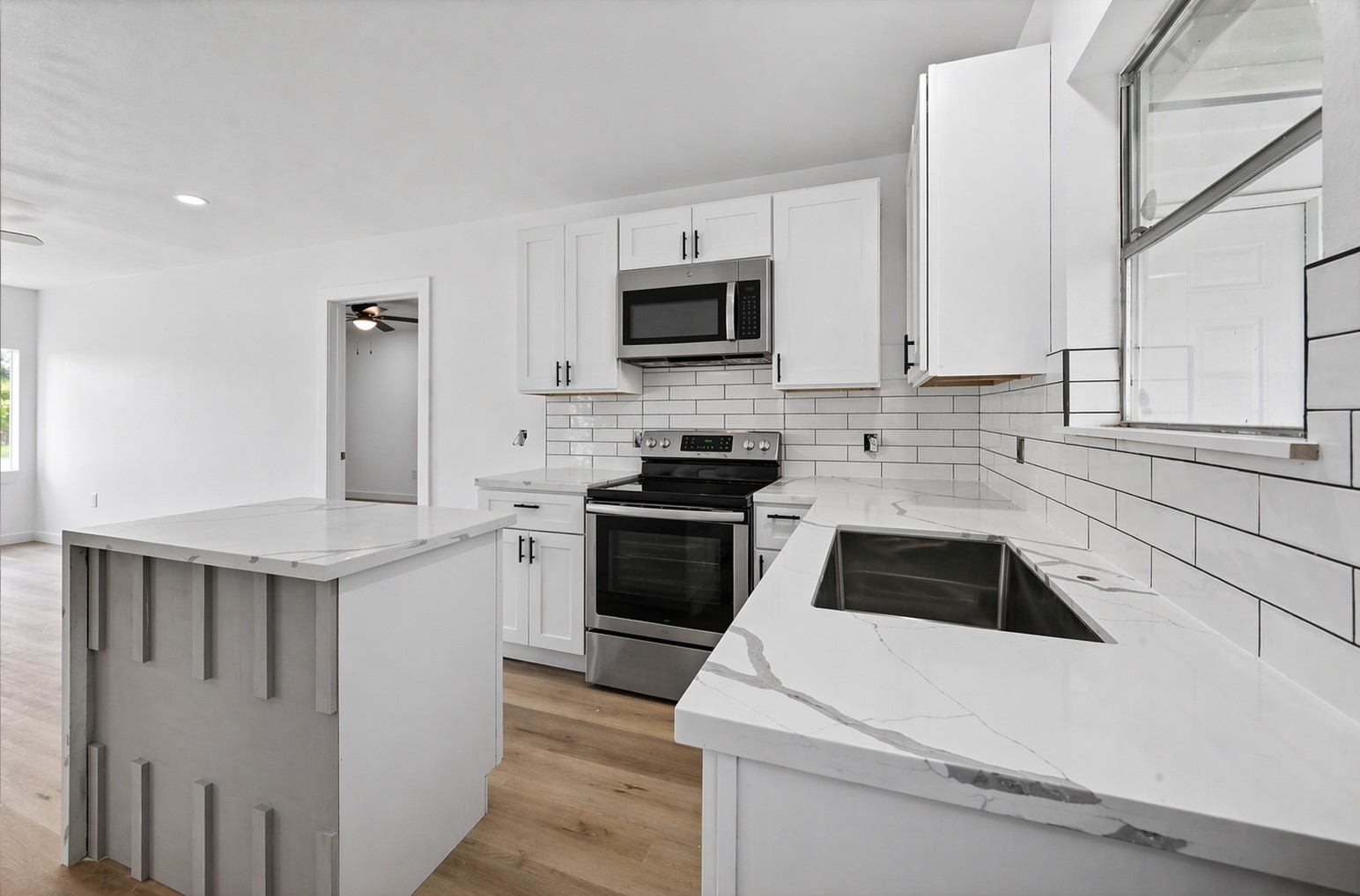 4933 Doolittle Boulevard Houston, TX 77033 - Photo 7 of 28
