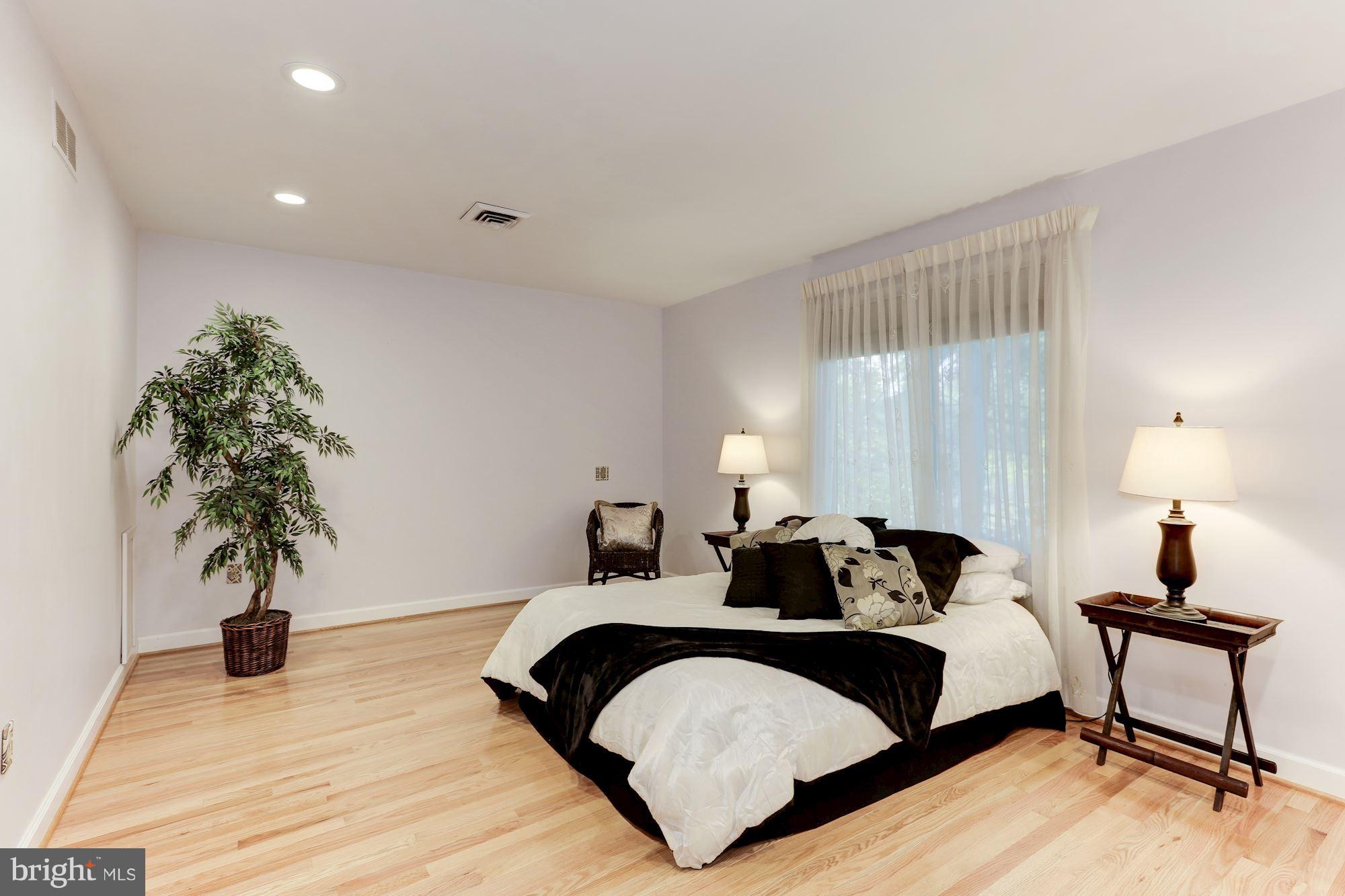 10012 Hall Road Potomac, MD 20854 - Photo 13 of 28 Bedroom (Master)