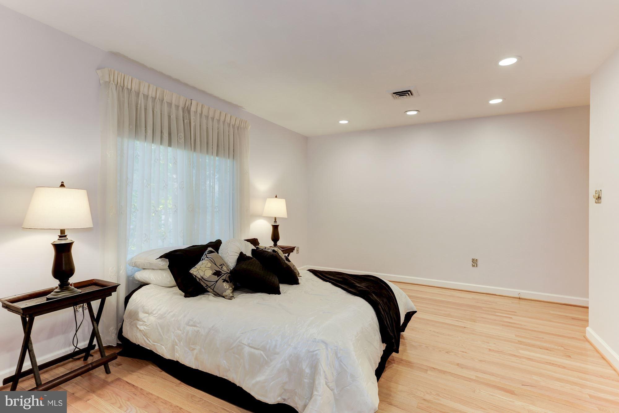 10012 Hall Road Potomac, MD 20854 - Photo 14 of 28 Bedroom (Master)