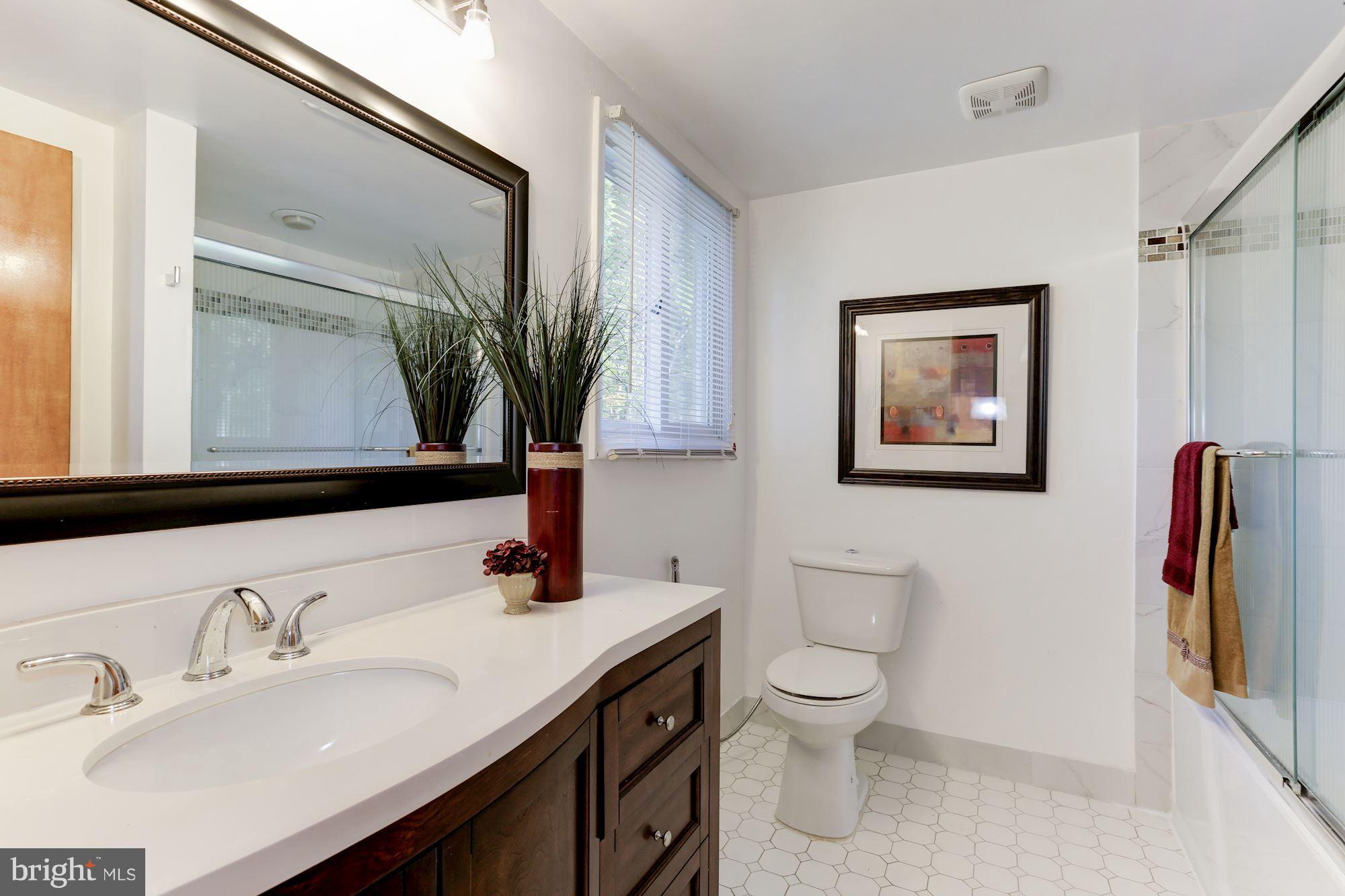 10012 Hall Road Potomac, MD 20854 - Photo 21 of 28 Guest Bath