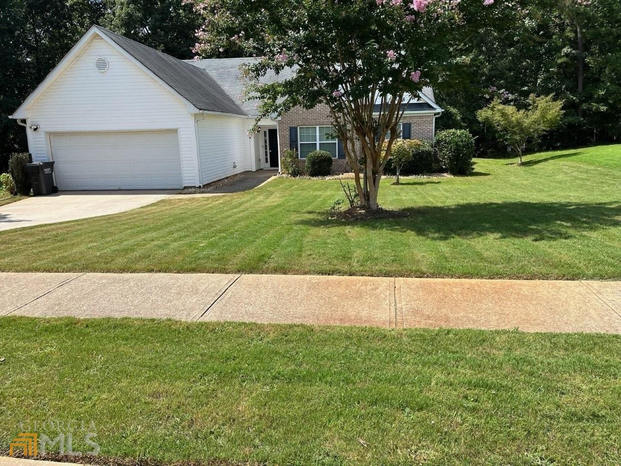 a view of a house with a yard and garage