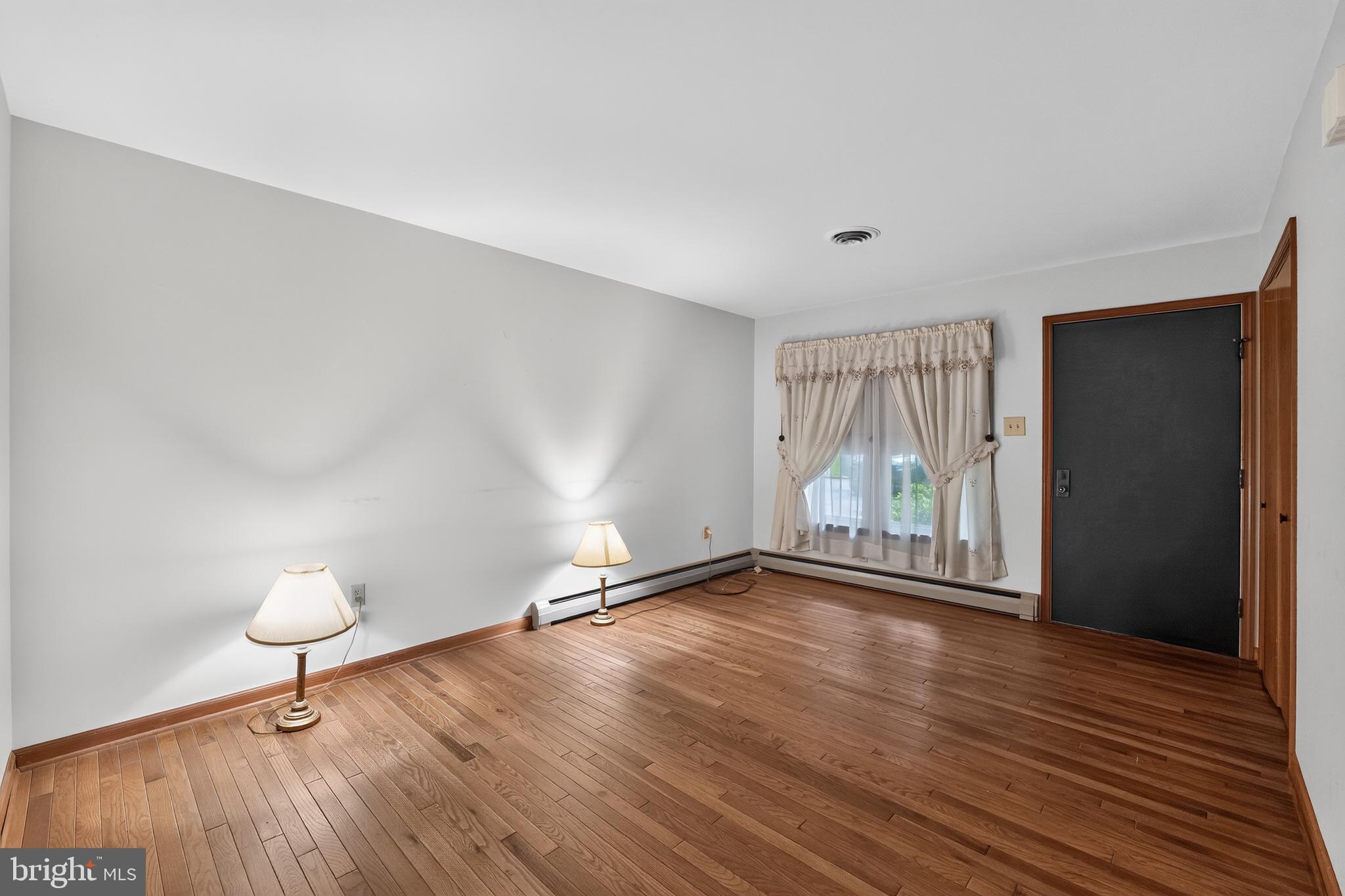 9810 Woodsboro Road Frederick, MD 21701 - Photo 4 of 32