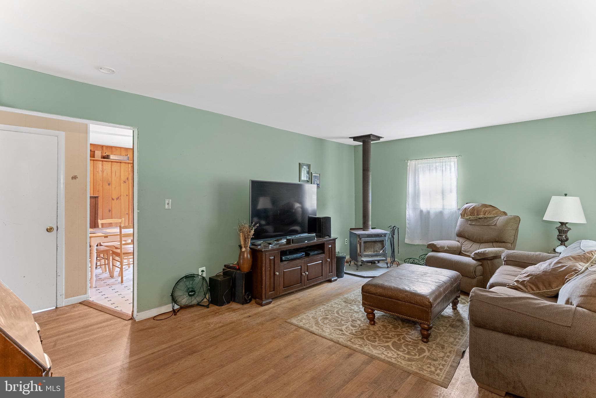 19281 Harmony Church Road Leesburg, VA 20175 - Photo 5 of 19 Living Room