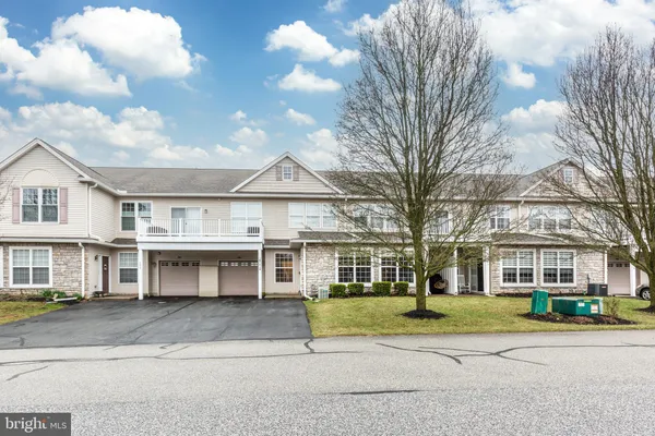 a view of residential houses with tree s