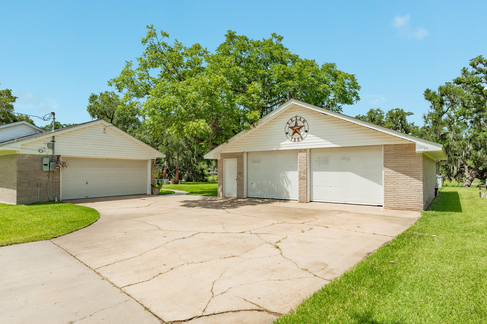 511 Edgewater Street Clute, TX 77531 - Photo 6 of 43