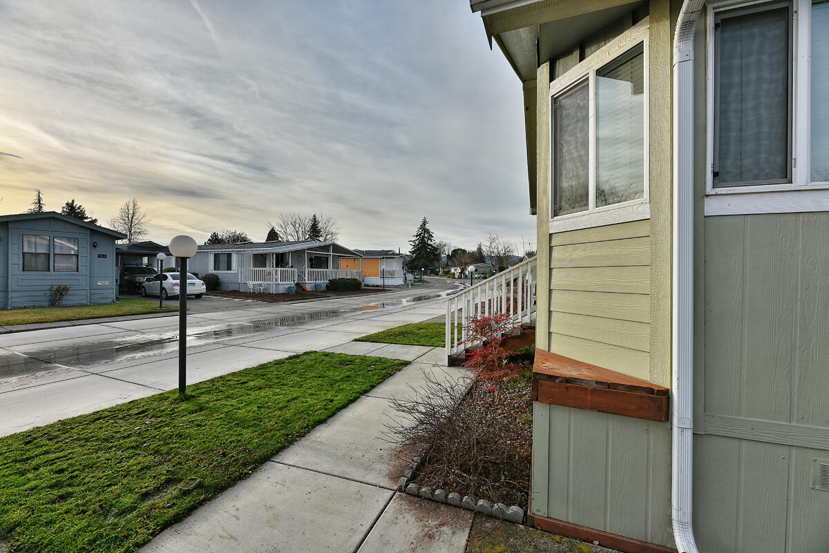 865 Carol Rae Medford, OR 97501 - Photo 3 of 31 DSC_6833