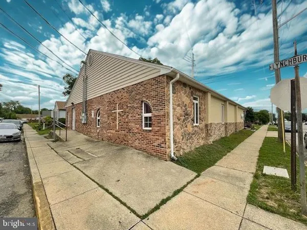 a view of a back yard of the house