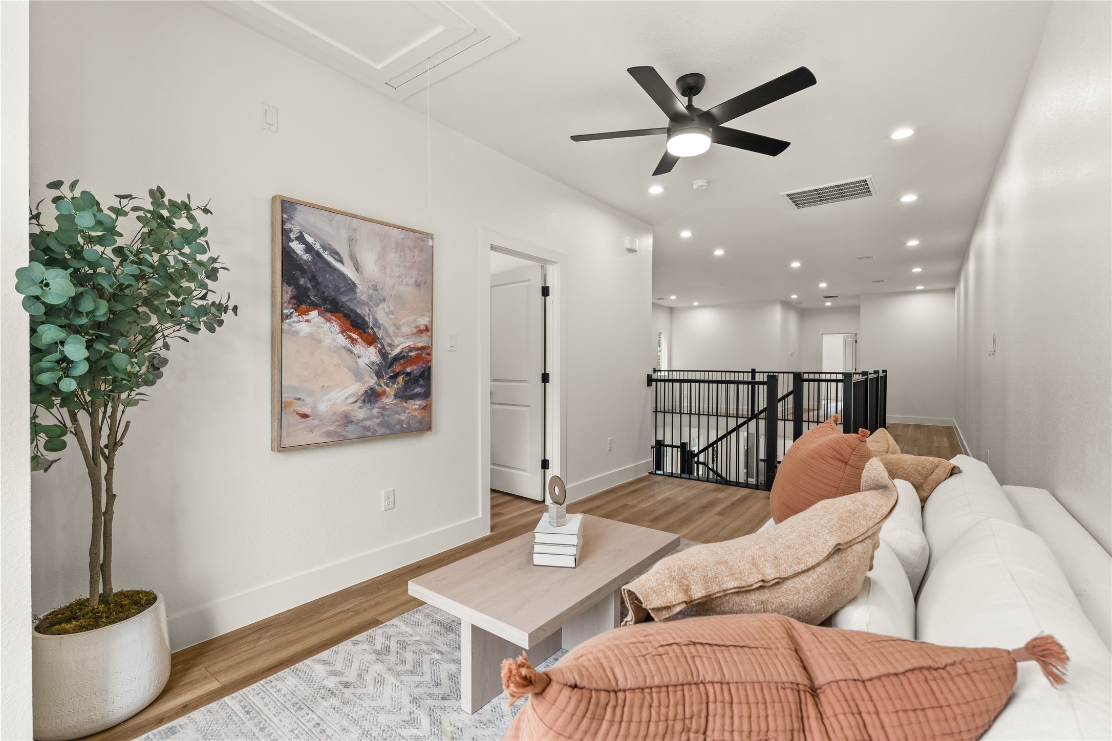 3539 Mainer Street, Unit B Houston, TX 77021 - Photo 13 of 29 Upstairs hallway connecting the gameroom to both bedrooms — open and well-lit