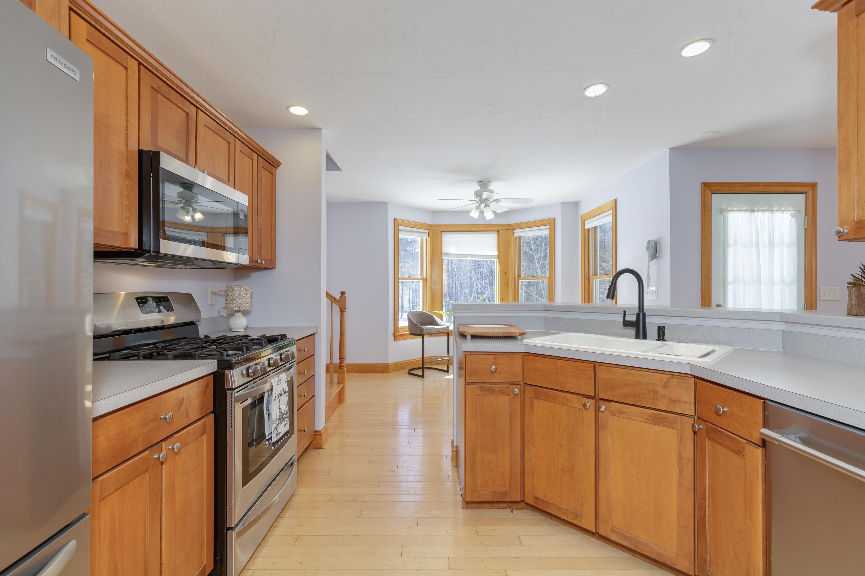 762 Robinson Road Pembroke, NH 03275 - Photo 2 of 41