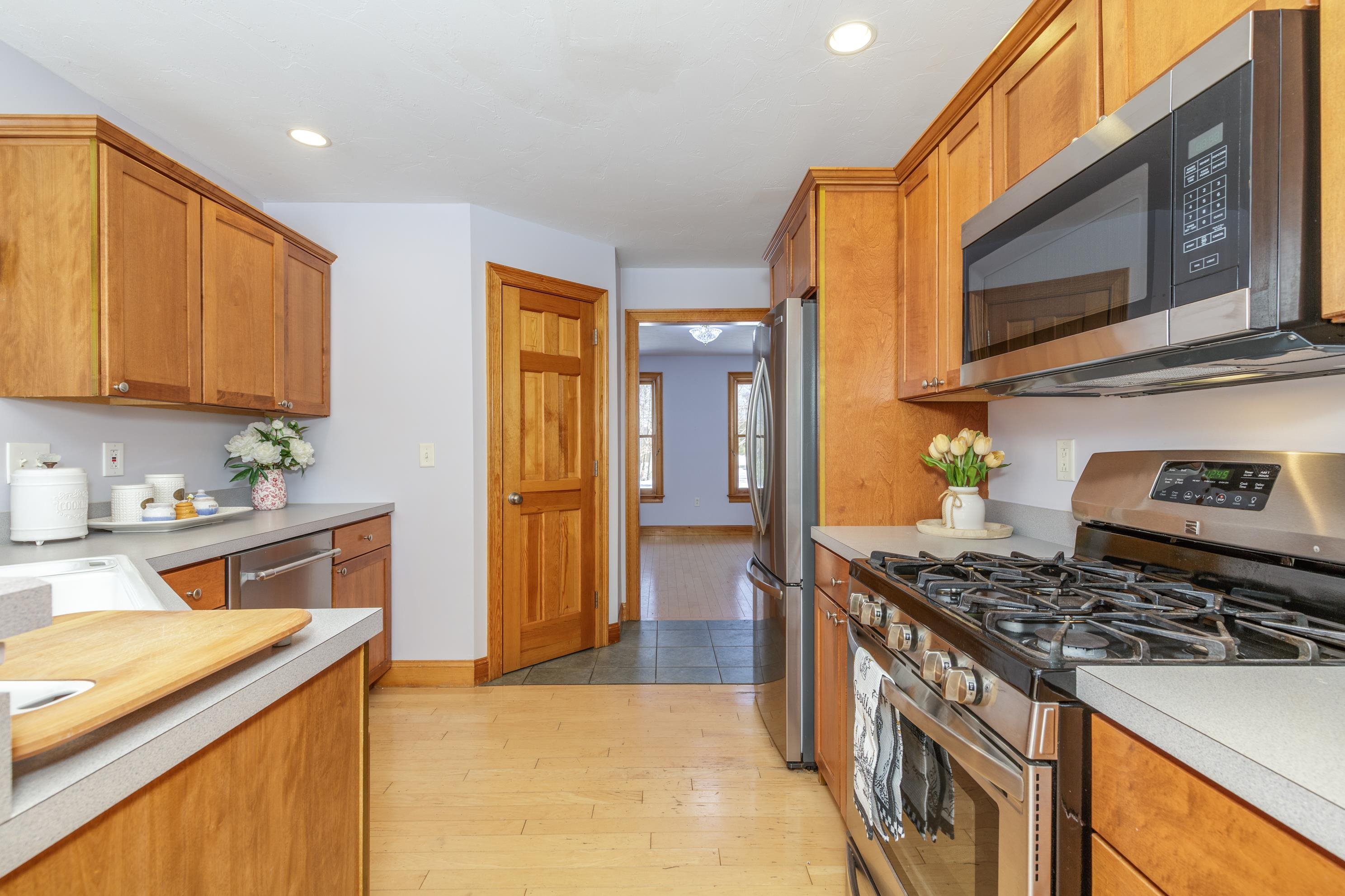 762 Robinson Road Pembroke, NH 03275 - Photo 3 of 41