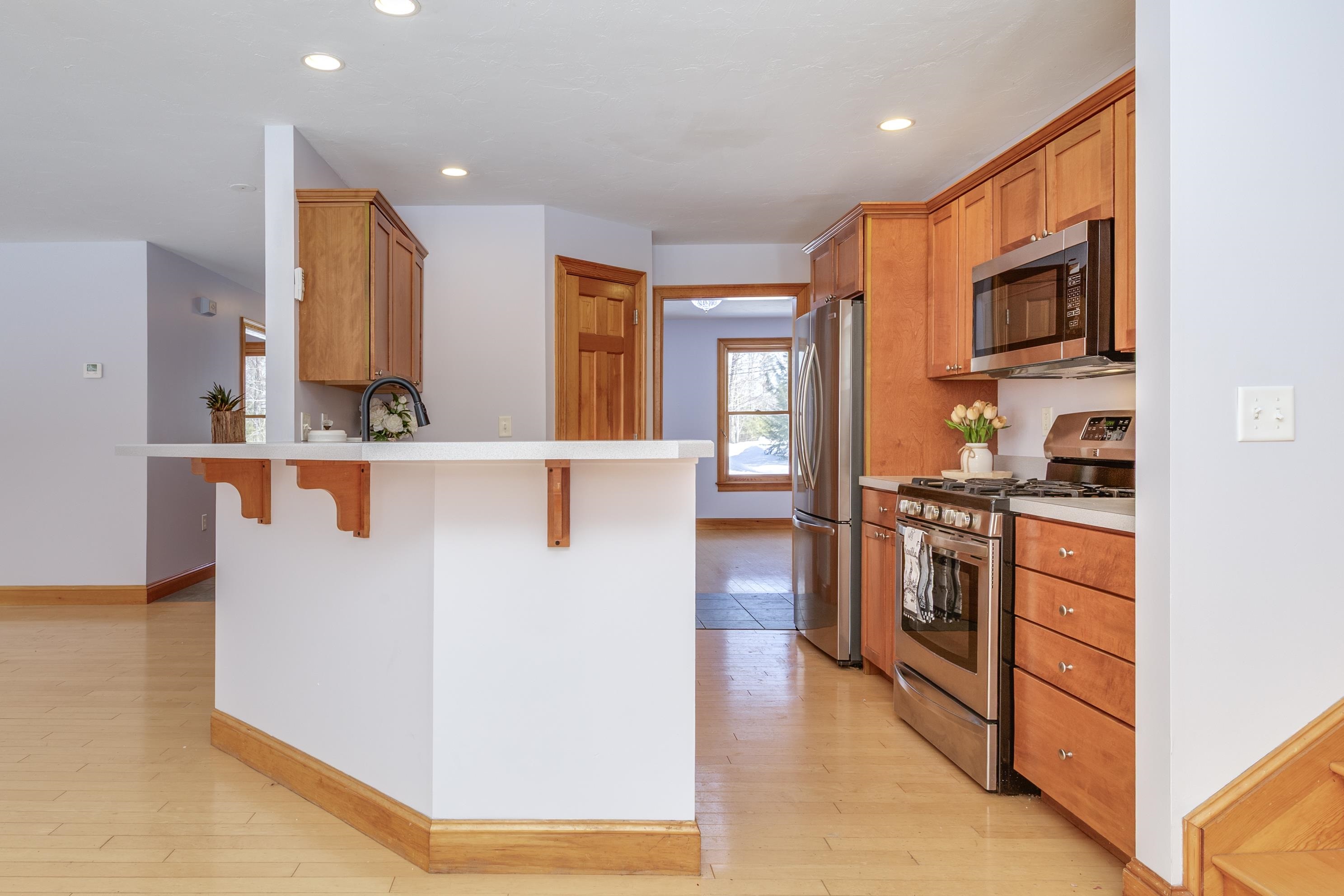 762 Robinson Road Pembroke, NH 03275 - Photo 4 of 41