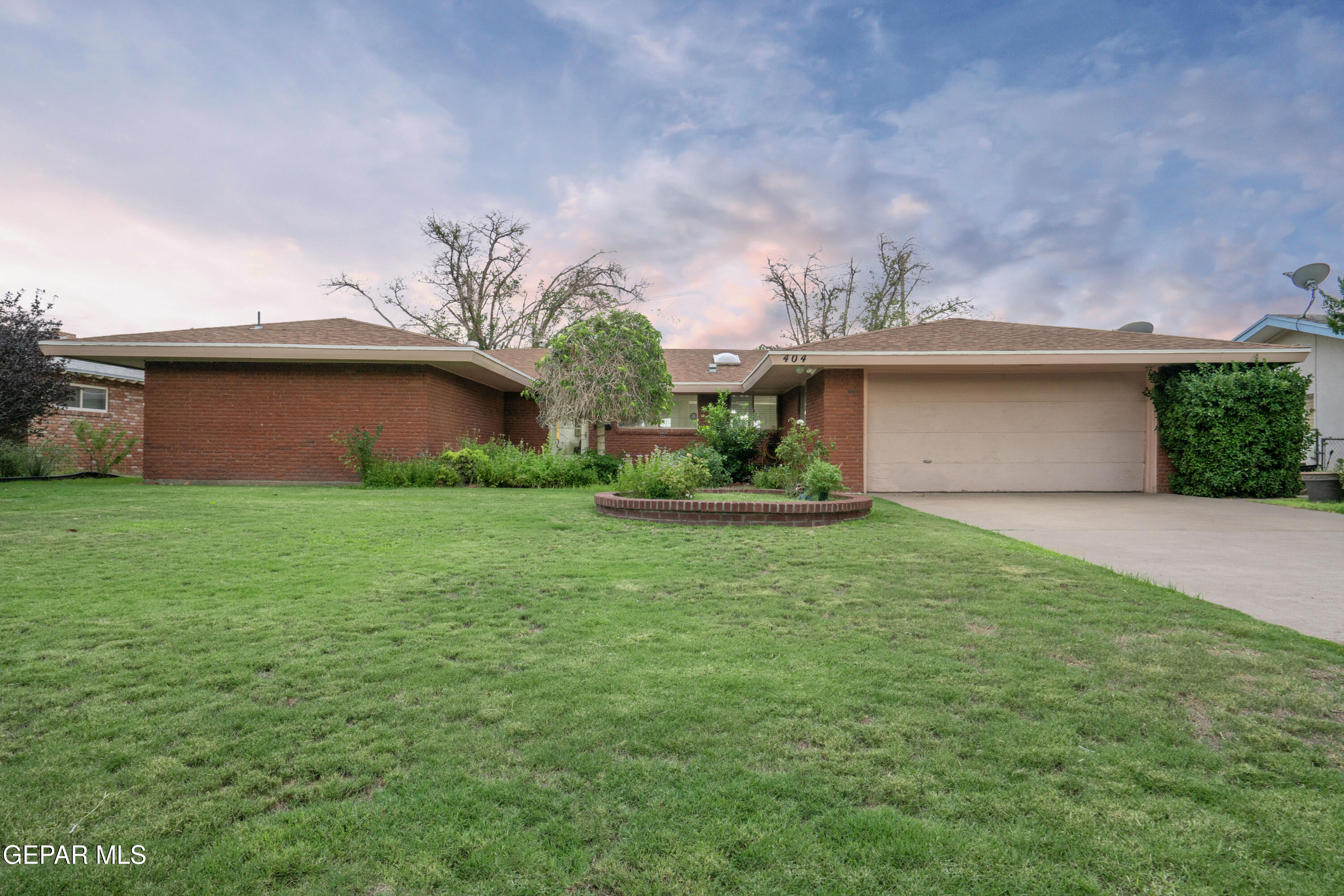 404 Butte Circle El Paso, TX 79902 - Photo 2 of 24 a front view of house with garden
