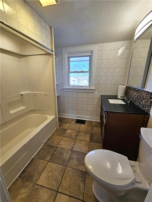 775 Wayne Street Washington, PA 15301 - Photo 19 of 49 1st floor bathroom