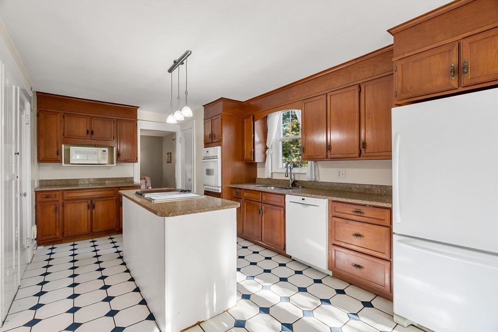 8 Little Road North Andover, MA 01845 - Photo 4 of 31 Gallery Image 4
