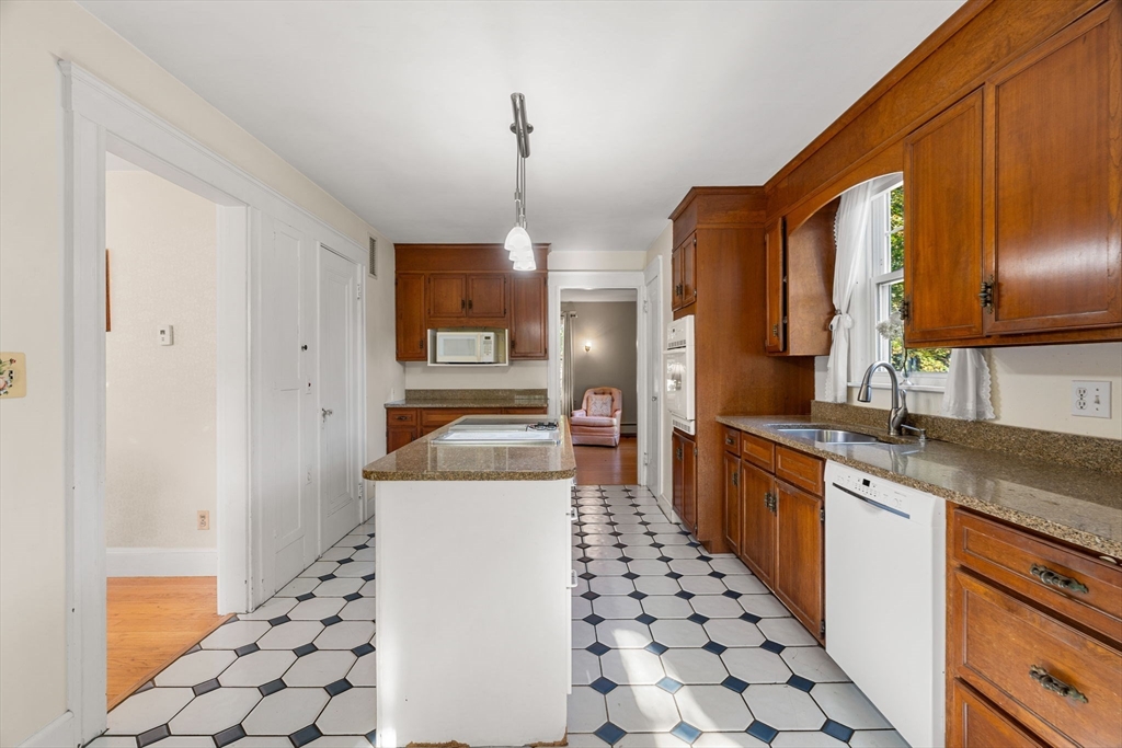 8 Little Road North Andover, MA 01845 - Photo 5 of 31 Gallery Image 5