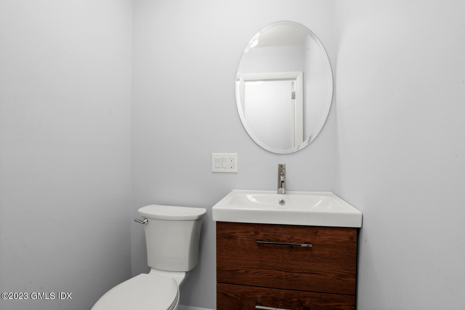20 Cross Lane Cos Cob, CT 06807 - Photo 8 of 24 a bathroom with a toilet a sink and mirror