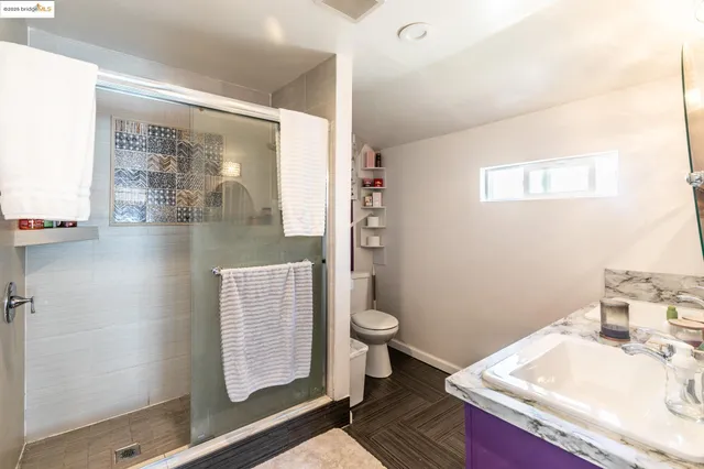 a view of entryway with furniture